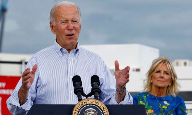 while-assessing-the-effects-of-hurricane-ian’s-damage,-biden-meets-with-desantis-in-florida