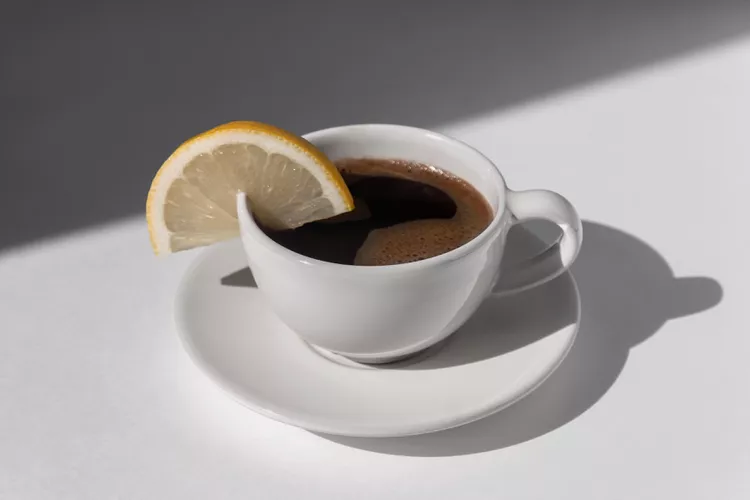 lemon-coffee-is-praised-on-tiktok-for-weight-loss,-but-experts-warn-of-side-effects